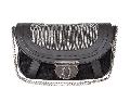 Sac pochette cuir noir et textile gris.