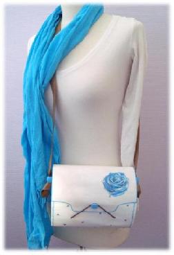 sac blanc avec une rose bleue