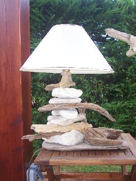 lampe de salon en bois et pierres