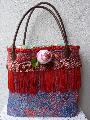 sac bleu et rouge avec pivoine centrale